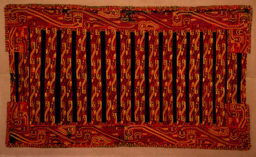 historyarchaeologyartefacts:Large burial mantle (1.66 × 2.7 m) made from alpaca wool woven on cotton