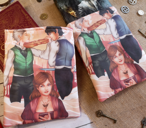  IPAD/BOOK SHADOWHUNTERS SLEEVES  https://www.etsy.com/es/shop/Lemoncielart•  20x26 cm — With transp