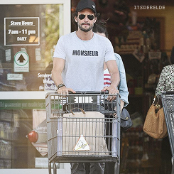 itsrebelde:  Rodrigo Santoro e Mel Fronckowiak saem juntos de supermercado em Los