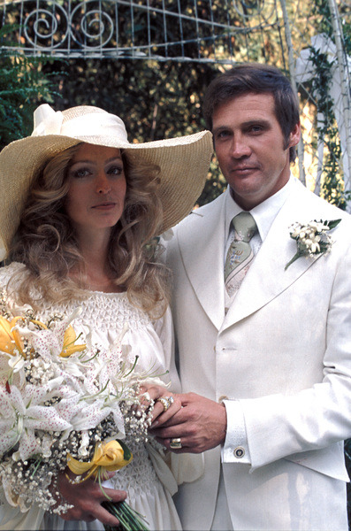 twixnmix:  Farrah Fawcett and Lee Majors on their wedding day on July 28, 1973. Photos by Bruce McBr