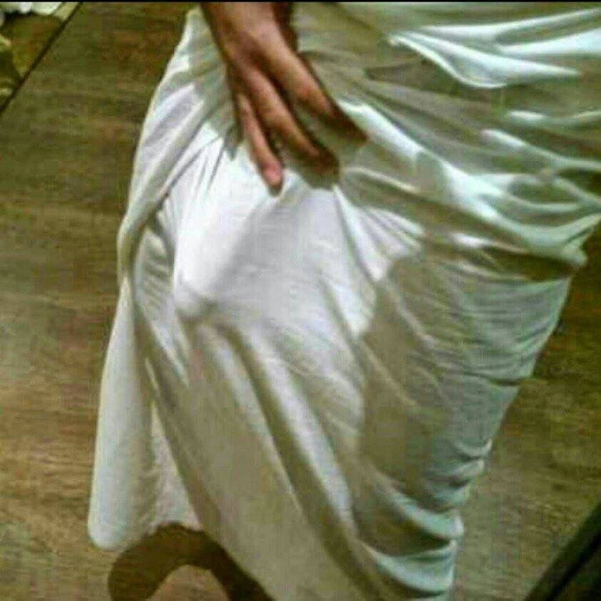 realmenbulges:  visible penis line of an arabian man. How seductive. thanks arabmature