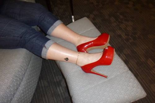 queenofspadestattoos: 4inchlockedcuck-blondebbw: Showing off my QoS and red heels Showing off her Qu