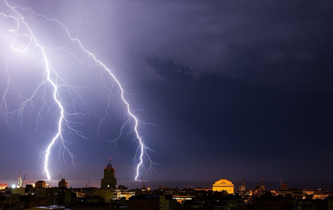 stonelpaesedellemeraviglie:  Italy: Sicily, Palermo Thunderstorm 22/23 June 2016