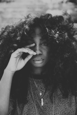 theblackpsyche:  lovefeedsme:  Sza.  i love her freckles 