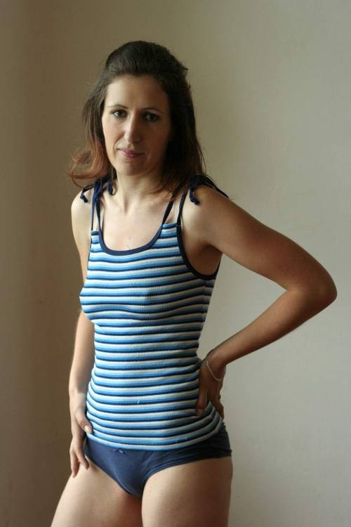 shomethe:johnuk67:  Nice camel toe   Beautiful ,sexy wow she looks so hot, cameltoe and nipples