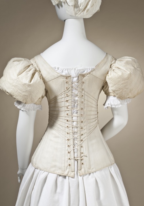redthreadedcostumes: historicalcorsets:Woman’s Corset England, 1830-1840 Ohhh early fan lacing