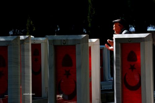 Göğsümüzdeki harita oluşsun diyeGök oluyor nice tenler..Değişmedi oğul; bu gelen ben değilimBize hep