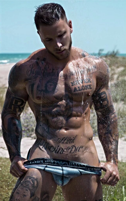 staydownxxx:  Hoooooot.  White dude with tattoos.