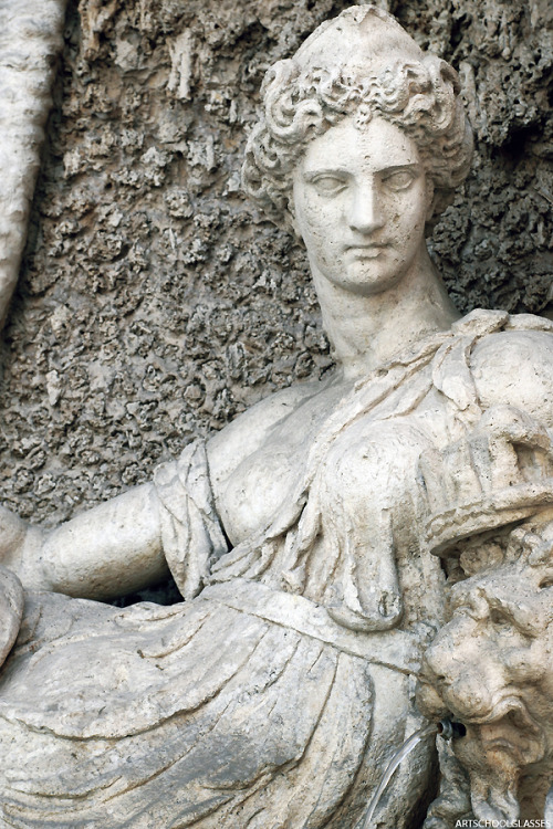 artschoolglasses:Statue of Juno on Via delle Quattro FontaneRome, Italy