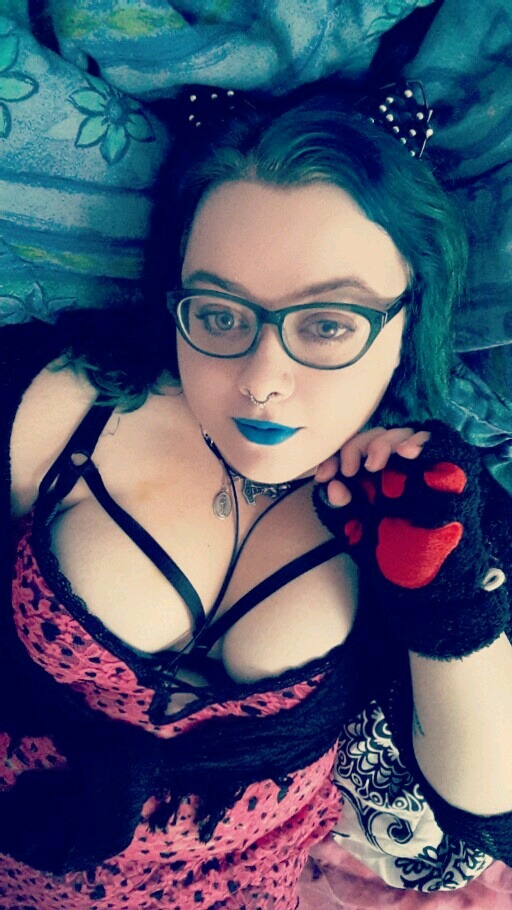 suicideangelkitten:  Y'all are so quiet. Lol even when I ask questions I get no replies.
