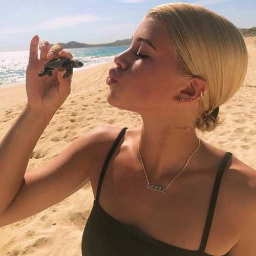 #sofiarichie #beauty #follow  www.instagram.com/smartfashionfox/p/BwutXzCA2aU/?igshid=sj5t4n