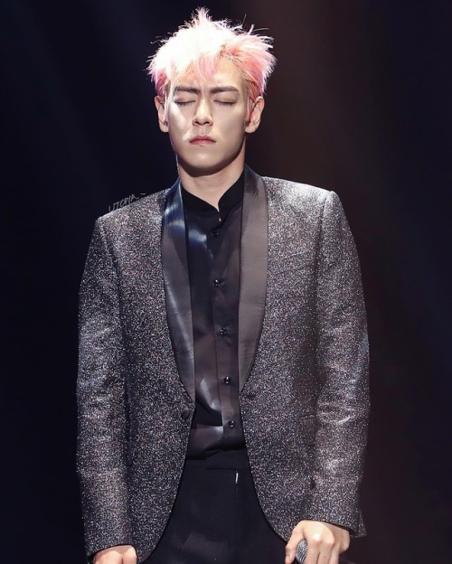 thekoreanbigbang: Seunghyun with his eyes closed