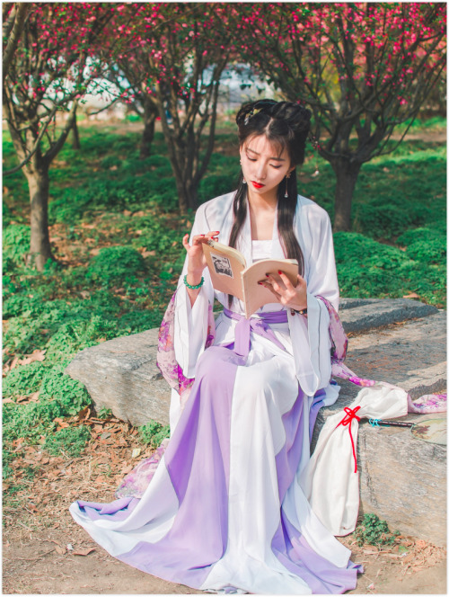 Traditional Chinese clothes, hanfu. Type: ruqun襦裙. Inspired by the heroine Lin Daiyu林黛玉 in Dream of 