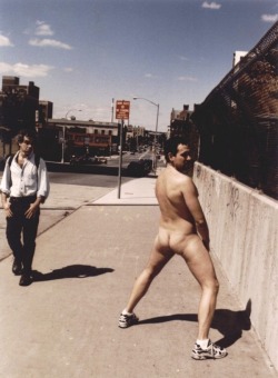 dailyposterior:  You never know what you’ll see on a New York street 