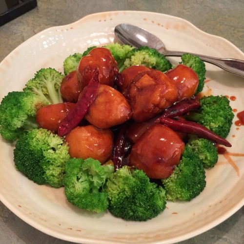 General tso surprise #vegan #lotusvegetarian #YUM #FEASTING #itsmybirthdayweekend