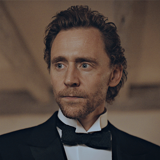 Tom Hiddleston - The Essex Serpent S01E04