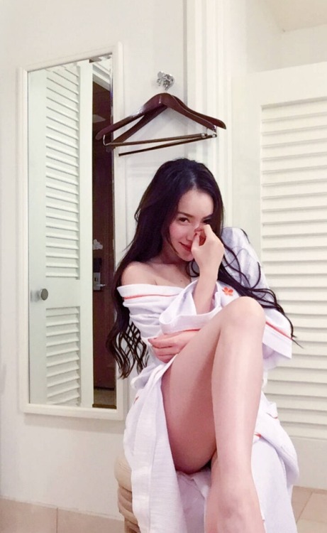 zzxx01: 你过来啊 好的，马上来艹你的骚穴，先自己摸湿润