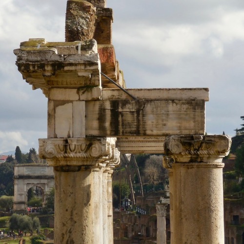 Rovine di un frontone con colonne e capitelli ionici, Roma, 2019.