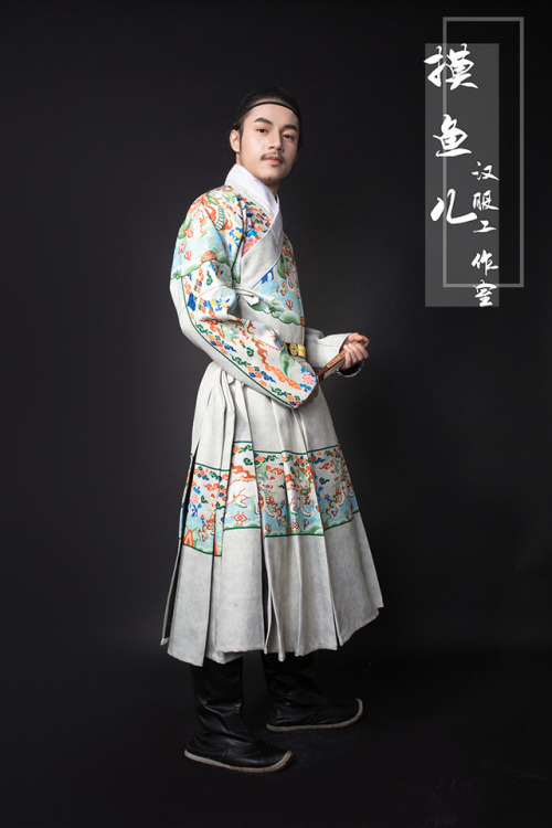 Traditional Chinese hanfu by 摸鱼儿汉服工作室