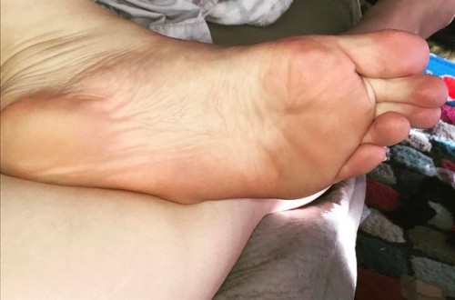 Clean and freshly lotioned Oh so soft and pretty, you know you want to come see me and do a session 