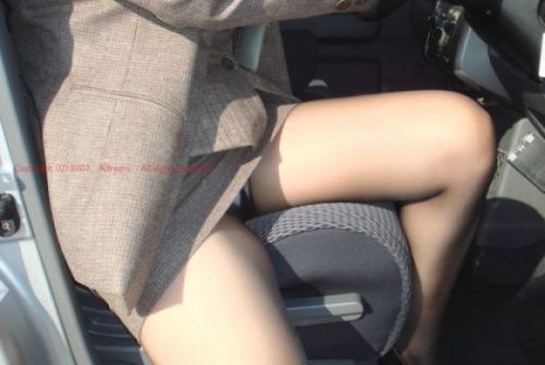 「車×ミニスカ＝エロ」この方程式は確実に成り立つと思うｗｗｗｗｗｗ（画像あり）｜エロ牧場