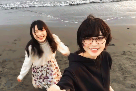 kawausotechico-caro:2018. 08.14 自撮りTV 平手友梨奈 柿崎芽実 GIF
