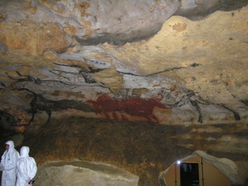 The Lascaux cave complex in France, with over 600 wall paintings(nearly 6,000 individual figures) da