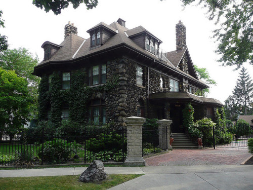 dailybungalow:  windsor 1.jpg by southofbloor on Flickr.