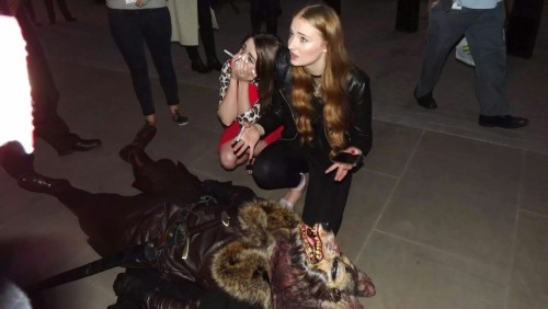 sidekickcupcake:That time I took a photo of Masie Williams and Sophie Turner with a Robb Stark cospl