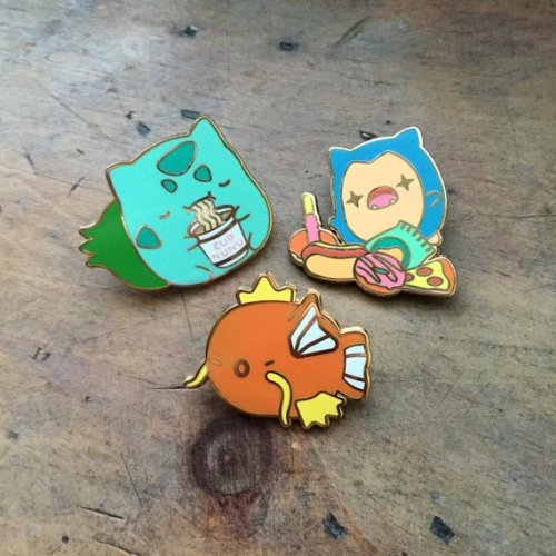 retrogamingblog:Milkbun created a set of pins based on her “guide to” pokemon comics