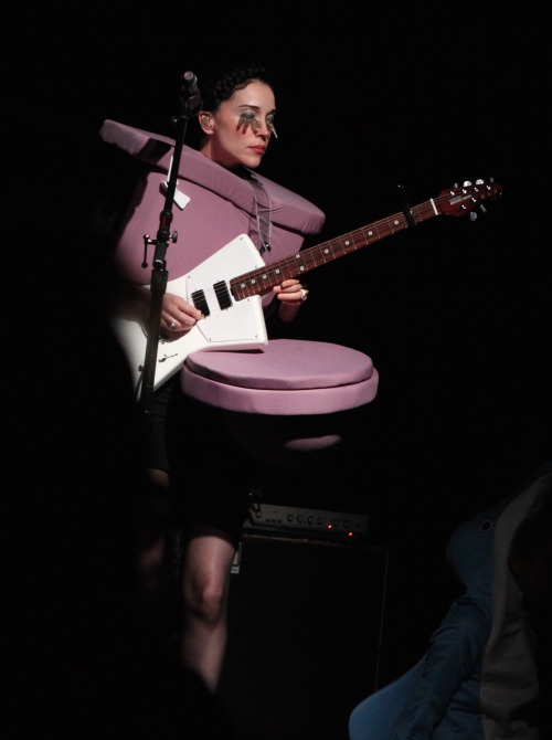 barroninthetrees: everyone exploded when St. Vincent came out as a bathrosexual last night.photo: Me