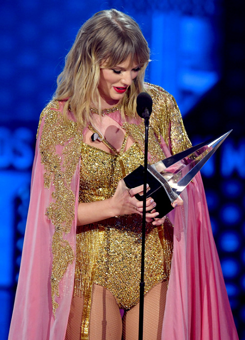 felicitysmoak:Taylor Swift accepts the Artist of the Decade award from Carole King onstage during 