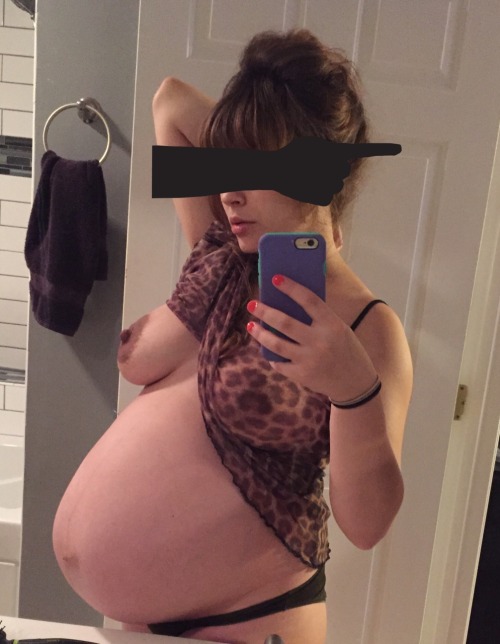 absinthelaveep: Flashing back to when I was last heavily, HEAV-IL-Y pregnant. Solid 8 months in.   I was well into embracing my bumps, curves and all over voluptuous-ness.   I’m just glad I managed to capture my changing body in full bloom. 