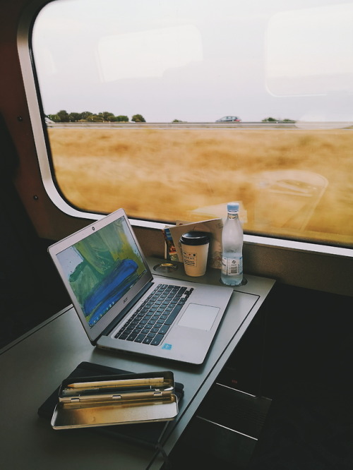 25.7.18 .. on the train, at the end of a long day, heading from Odense to Copenhagen. this morning I