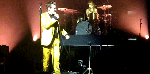 umthatsliam:Harry introducing Mitch | Boston | 30 September