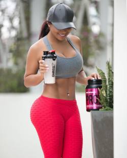 Workout time with @Shredz . Today is leg day which is also my favorite day of the week. Time to put these legs to work and get this booty firm. Want to know my secret to getting a nice round 🍑?? Weighted squats! Start off light and ease into heavier