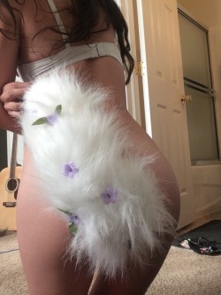 leatherlacedbass:  @littleqsoddities Purrrdy flower tail from Etsy LittleQsOddities Here