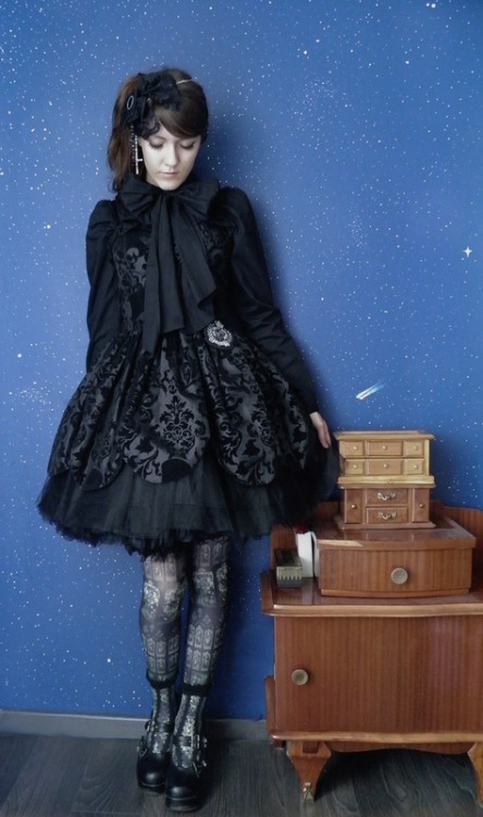 featherofvolition:  Today coord, I wanted to try Gothic Lolita, and I love it. Headpiece handmade, Blouse offbrand, Dress “Hell Bunny” Brooch handmade Tights “Grimoire” Socks “Tutuanna” Shoes “TUK” 