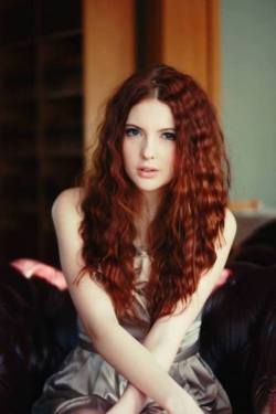 (more girls like this on http://ift.tt/2mVKSF3) Love her wavy red hair