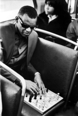 fuckyeahvintage-retro:  Ray Charles plays Four Knight’s Gambit 