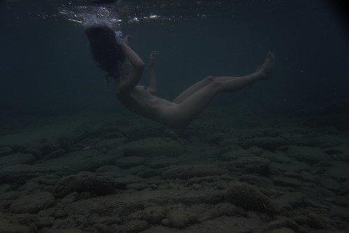 I am floating in the sea. No one can see the sorrow in my eyes.Ι breathe out and i let the water was