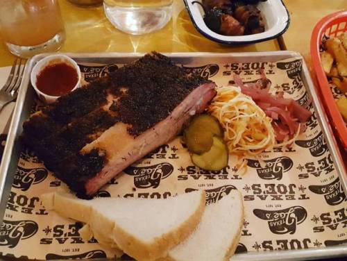 Pork ribs, slaw and white bread. The Texas way. #bbq #bbqfriday #ribs #meat #pork #texas #texasbbq #