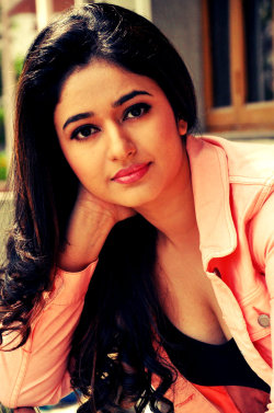 actressheaven:  Poonam Bajwa Looking Beautiful