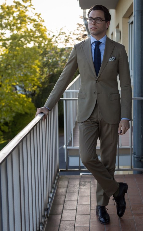 Khaki cotton and cashmere suit by Sartoria Ripense