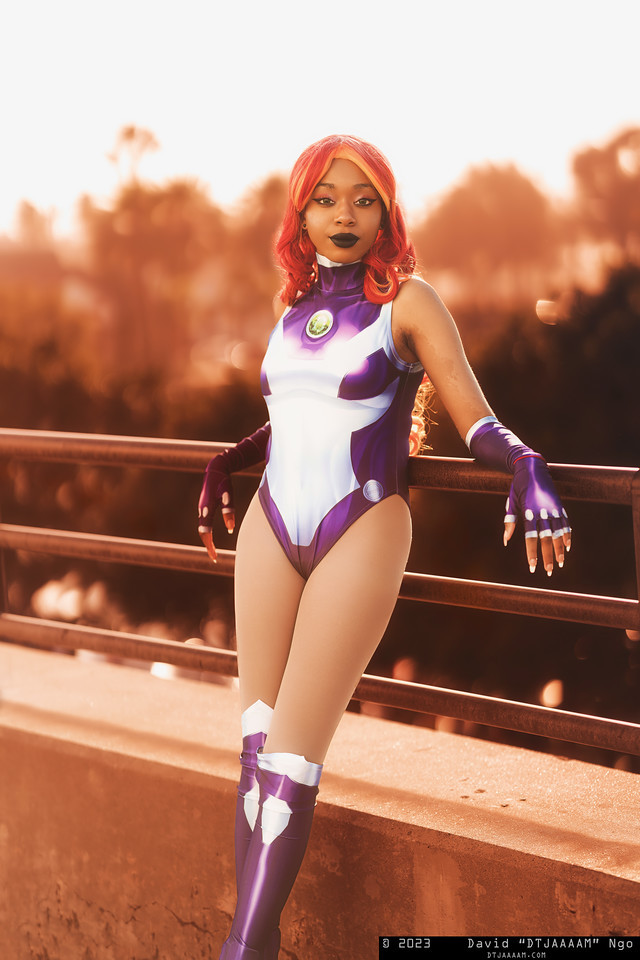 A cute Starfire cosplay.