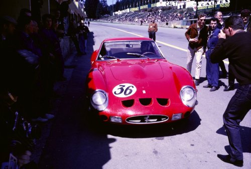 frenchcurious:Willy Mairesse (Ecurie Francorchamps - Ferrari 250 GTO #4293GT) vainqueur des 500 km de Spa-Francorchamps 1963. - source Carros e Pilotos.