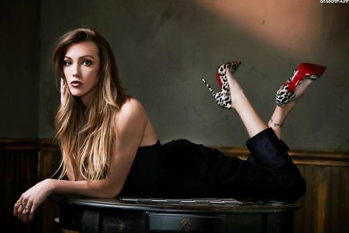 Katie CassidyFollow celebrity-legs-and-heels.tumblr.com/ for more!(via katie-cassidy-2014-wal