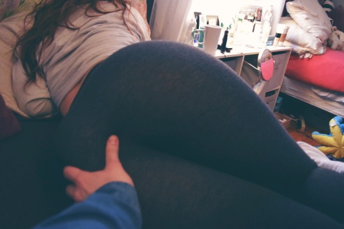 every–otherfreckle:every–otherfreckle:God bless leggings hey it’s me 