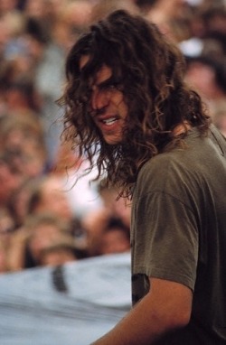 longhairfordays:  Eddie Vedder   ❤️💜💛💙💚💗