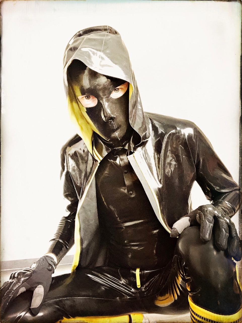 usneaky: pup-sky:     Gearing up in style: Loving the black and yellow rubbery look!
